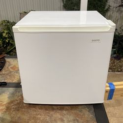 Sanyo Mini Fridge. 