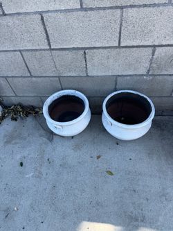 2 clay pots