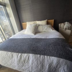 Joy bird almost new Cleo bed