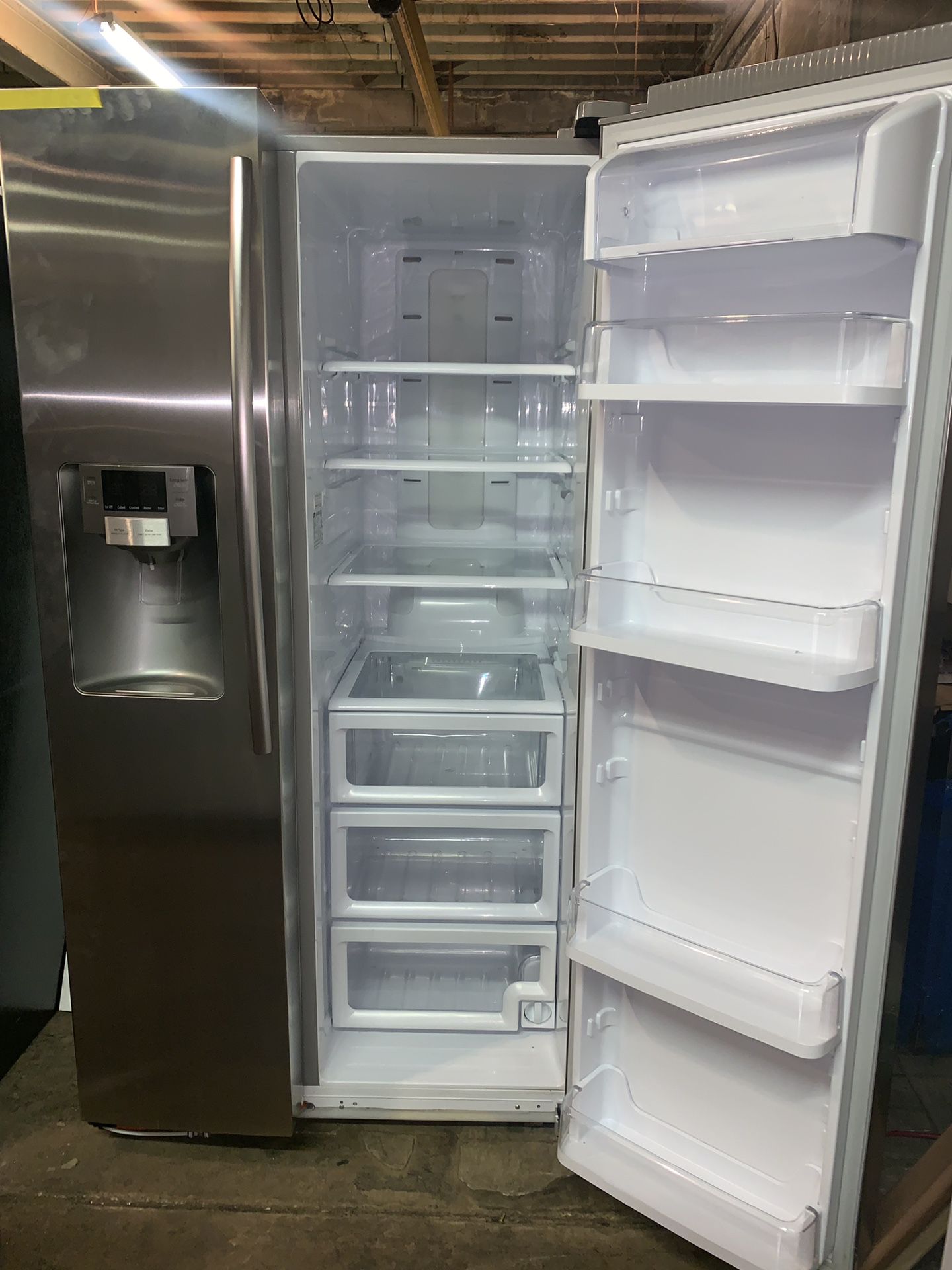 SAMSUNG 36in. Side by side doors refrigerator in excellent conditions with 4 months warranty