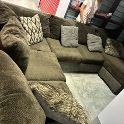 2 Peace Sectional Sofa With Ottoman