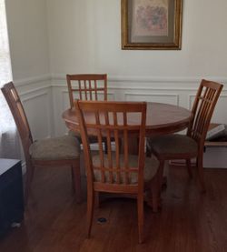 Solid Wood Round Table With 4 Chairs