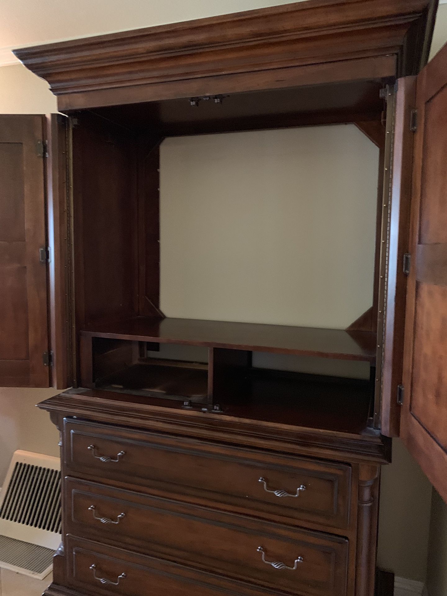 Alexander Julian bedroom set for sale! for Sale in Yorba Linda, CA