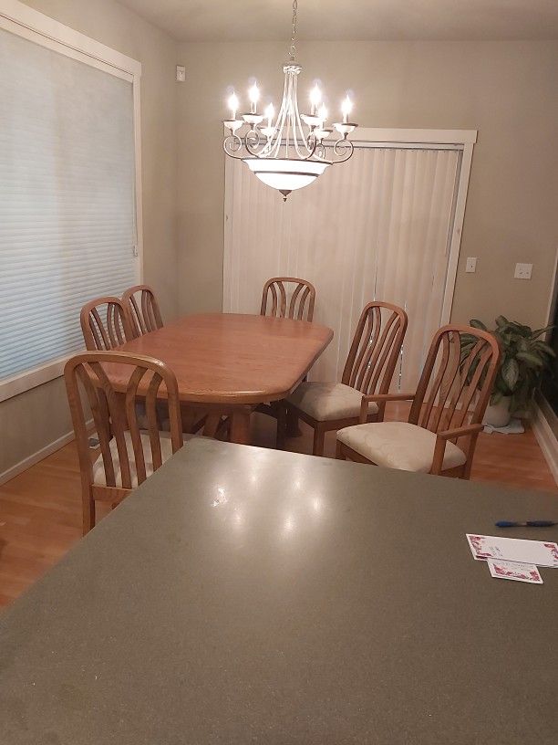 Dining Room Table 6 Chairs.