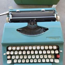 Typewriter Grants 737 Deluxe W.t  https://offerup.com/redirect/?o=R3JhbnQuY28= Light Blue