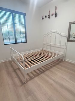 Full size slatted bed base and metal bed frame