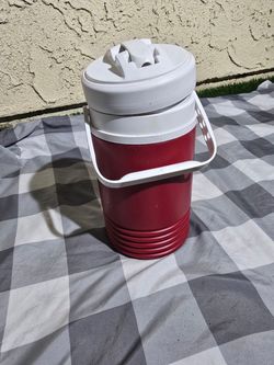Vintage Igloo Legend Half-Gallon Beverage Cooler Jug.