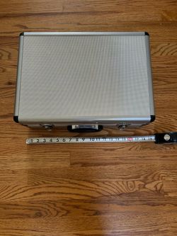 Hard case.  Aluminum.  Never used.