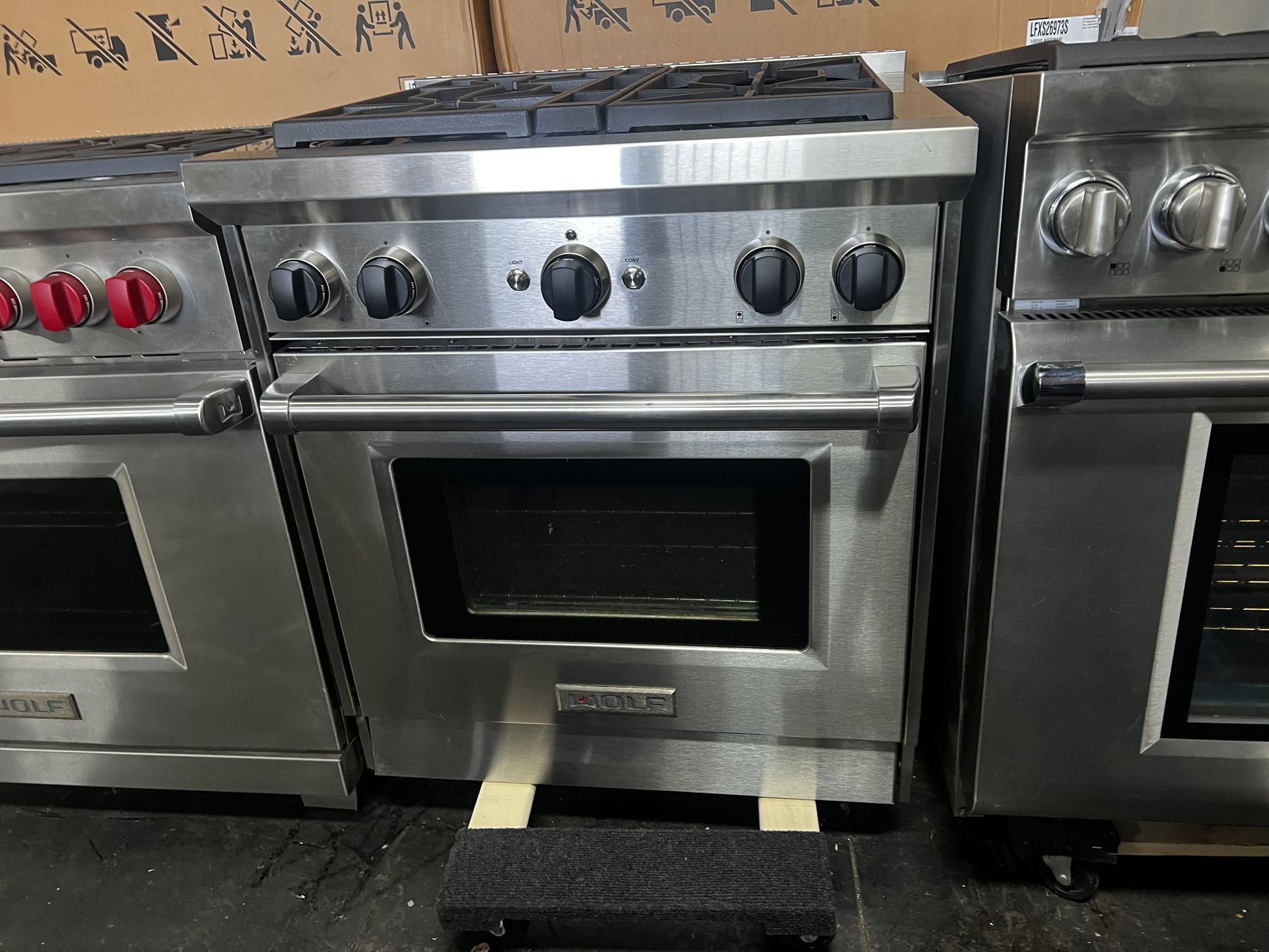 Wolf 30”Wide Gas Range Stove In Stainless Steel 4 burners