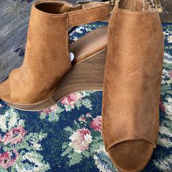 Woman’s Ankle Wedges