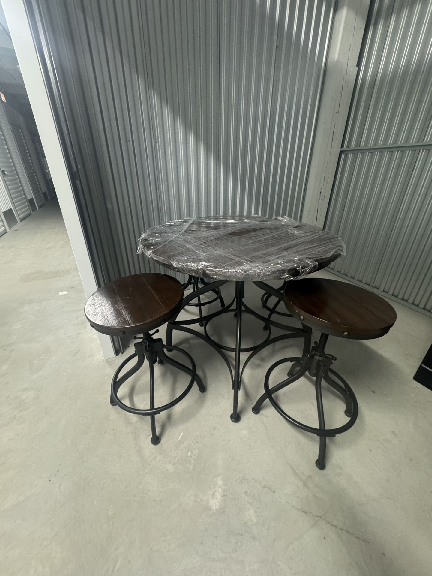 Round Kitchen Table With Stools