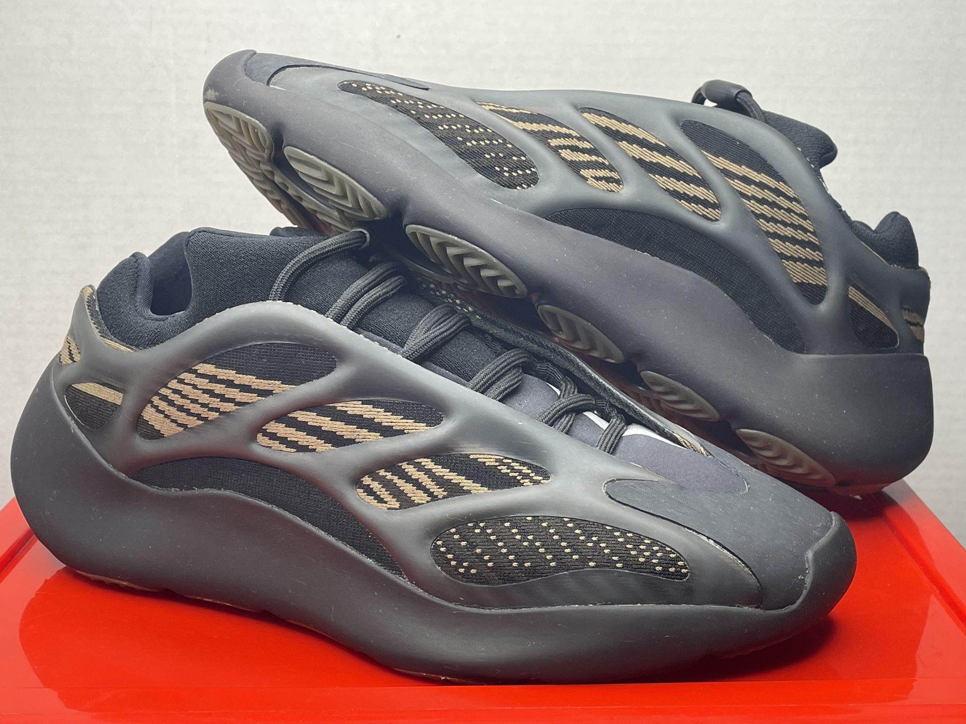 adidas gazelle silver green womens Adidas Yeezy 700 V3 Clay Brown main image 0