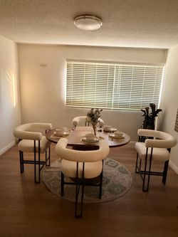 Round Dining Table with 5 Boucle Chairs