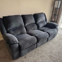 Signature Design by Ashley Draycoll Manual Reclining Sofa in Slate