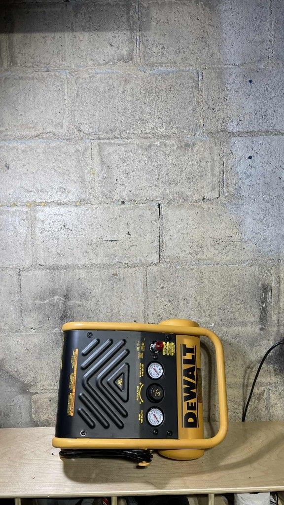 1 GALLON DEWALT AIR COMPRESSOR
