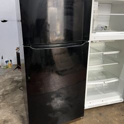Kenmore 30 inch W’ black refrigerator/Nevera negra