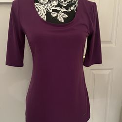 FITTED RIB KNIT SCOOP NECK  WOMEN TEE SHIRT WINE COLOR, BAREKY USED.  SIZE SMALL. BANANA  REPUBLIC.  COMES FROM A SMOKE FREE ENVIRONMENT.  