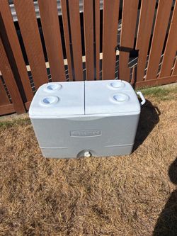 Rubbermaid Large Rolling Cooler with Wheels & Telescoping Handle