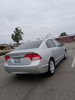 2009 Honda Civic motor y transmisión muy bien lo único que no le sirve el aire pero para el trabajo ahí está tiene listo el Smart chip placas al corri
