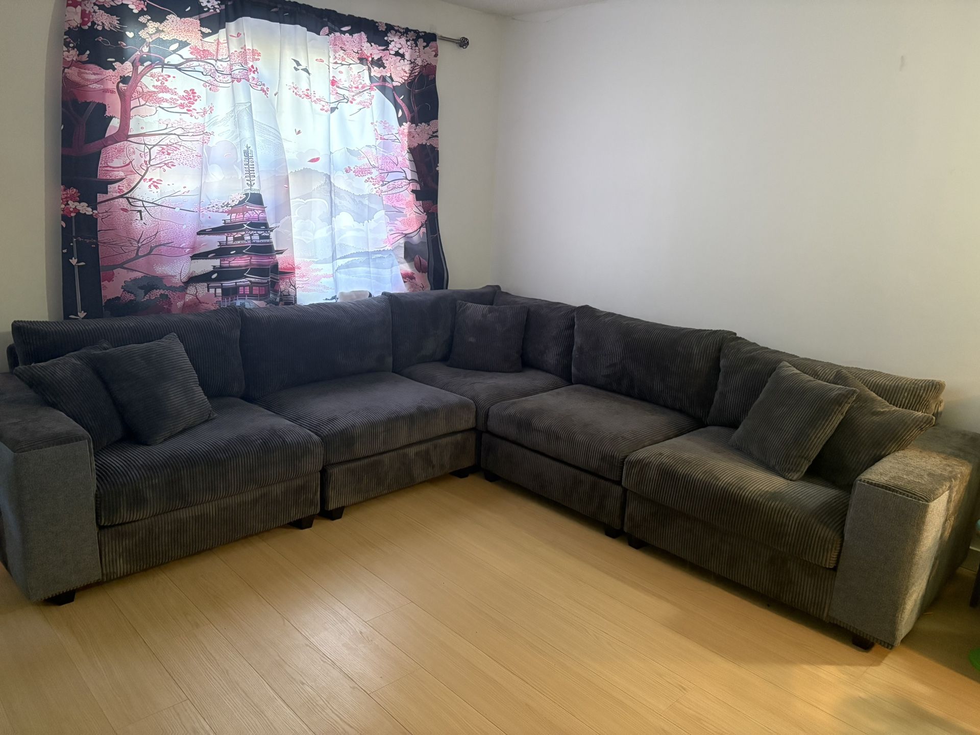 Modern Gray Sectional Sofa with Chaise – Great Condition