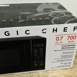 Magic Chef Microwave 700 Watt BNIB