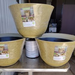 FLOWER POTS LG. New 3 for $15