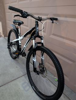 26"x2.0. SPECIALIZED HARDROCK BOYS MOUNTAIN BIKE. (S).13". EXCELLLENT CONDITION WITH FRESHLY TUNE UP & UPGRADES. 👌🏼