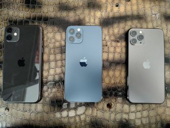 Lot of 3 Used Apple iPhones