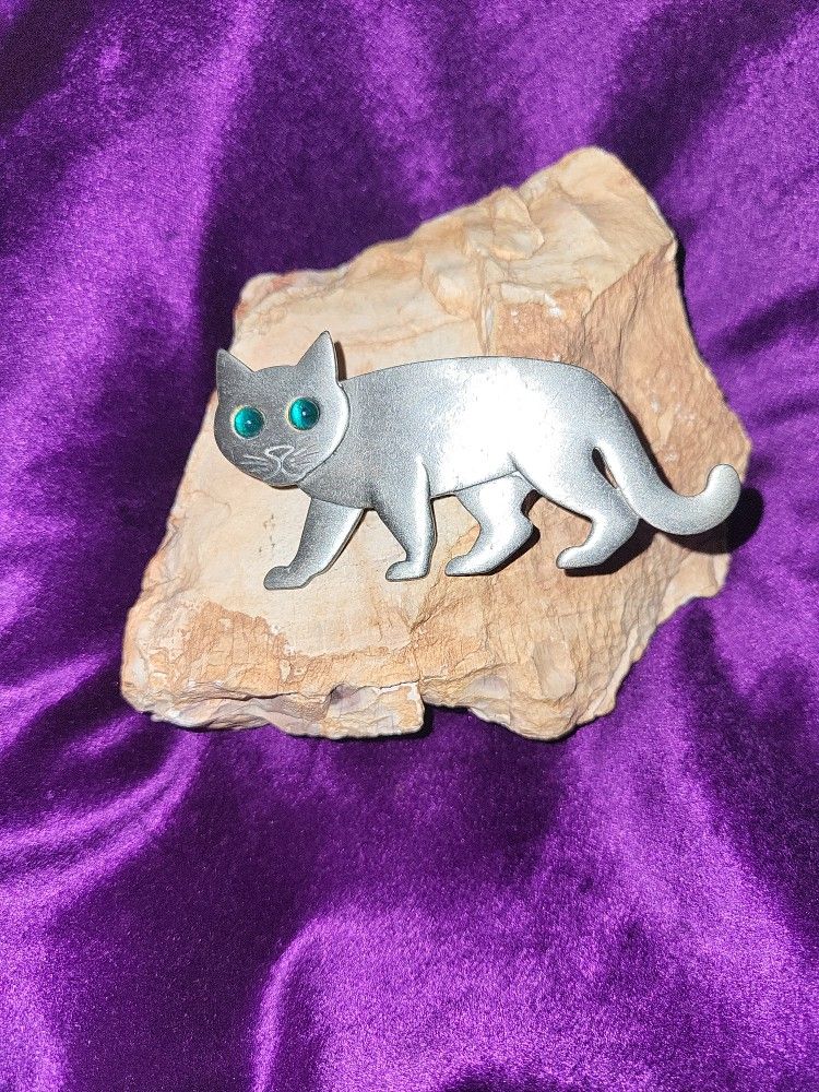 JJ Green Eyes Cat Pin.