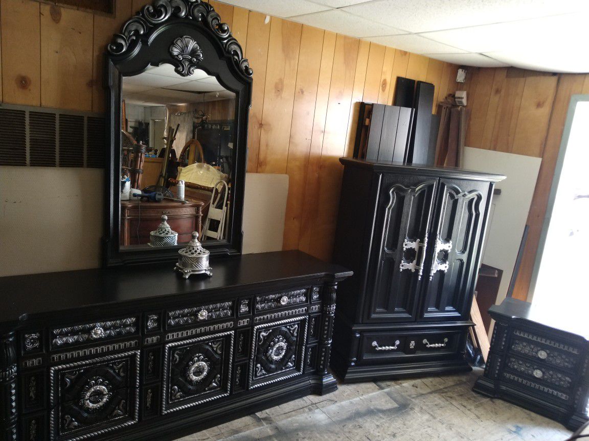 Beautiful Black queen bedroom set $1500