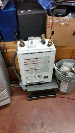 Tankless gas hot water heater