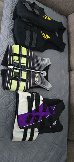 3 Chalecos Salvavidas.              Life Jacket