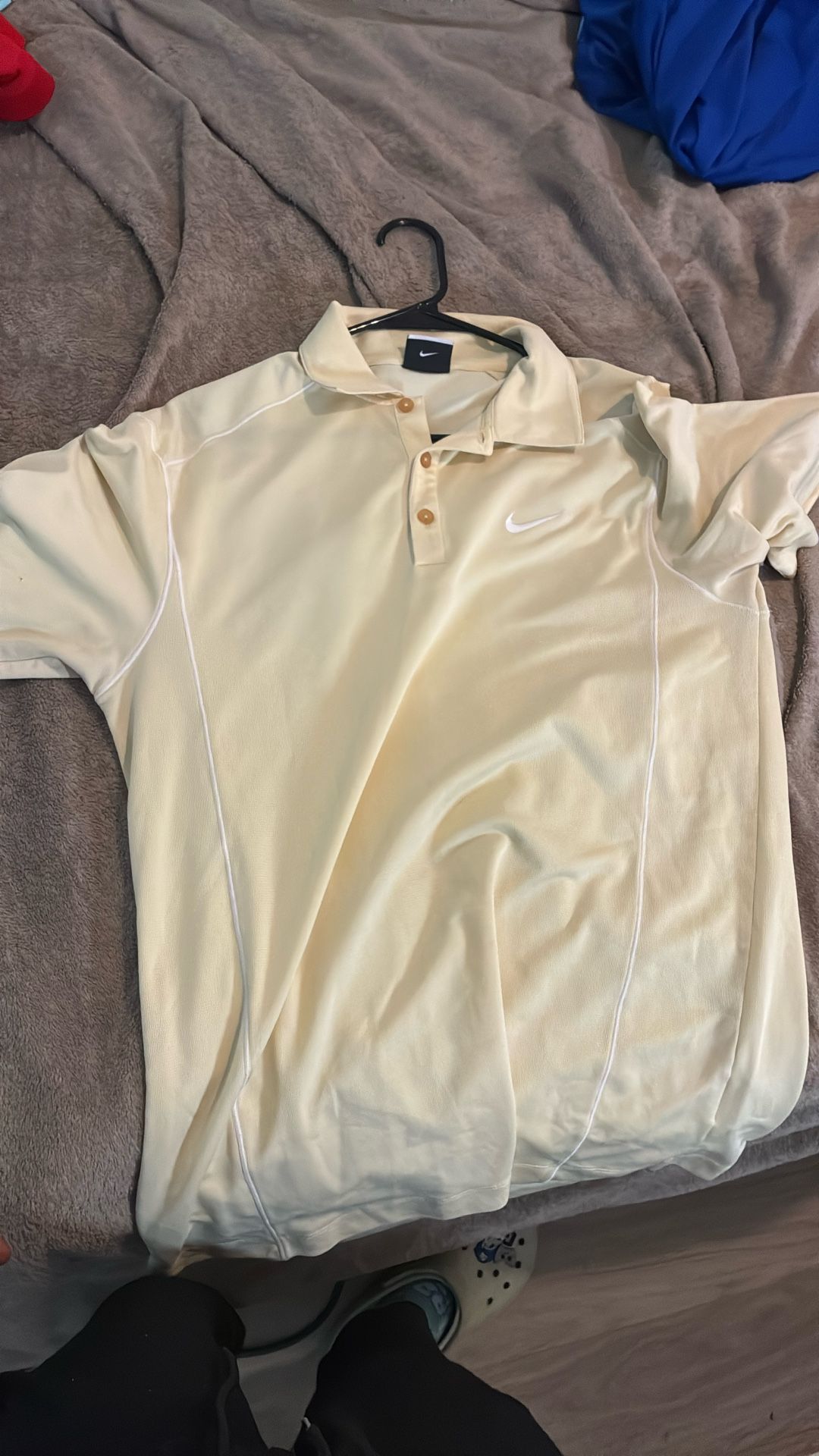 nike shirt/under armor