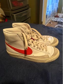 Women’s Nike Blazer Mid Sneakers ( size 9)