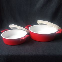 2 CASSEROLE DISHES RED STONEWARE with MICROWAVEABLE PLASTIC STORAGE LIDS (2-Quart 9" and 1-Quart 7") from WOLFGANG PUCK in EXCELLENT CONDITION