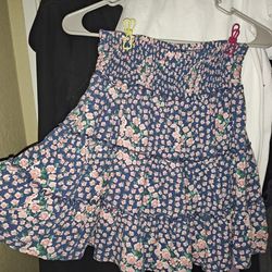 American Eagle Outfitters Floral Skirt**. Size Small **10$** OBO