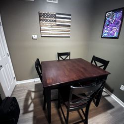 Dinning Room Table w/ Center leaf  and Chairs