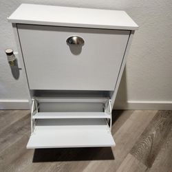 Perfect white shoe store with perfect conditions.