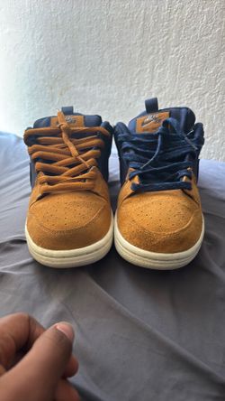 Use like new /size 7 / SB dunks low pro PRM / box is a little messed up
