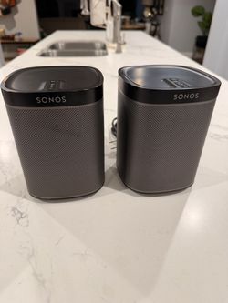 (3) Sonos play one
