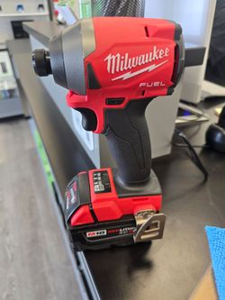 Brand new Milwaukee FUEL M18  IMPACT BATTERY AND CHARGER