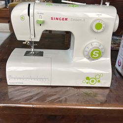 Singer Sewing Machine 