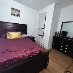 Black wooden Queen Bedroom set