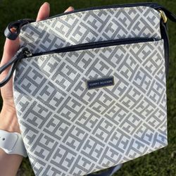 Tommy Hilfiger Crossbody Satchel Purse Navy Blue Logo Pattern Zipper Leather