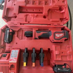 Milwaukee M18 18V Lithium-lon Cordless Short Throw PEX Press Tool Kit w/ (3) Viega PureFlow Jaws,(2) 2.0Ah Batteries & Charger