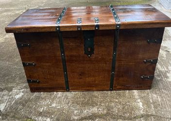 GORGEOUS VINTAGE WOOD & METAL TRUNK