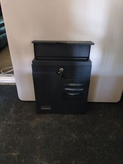 Wall mailbox