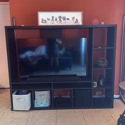 Entertainment Station / TV included 