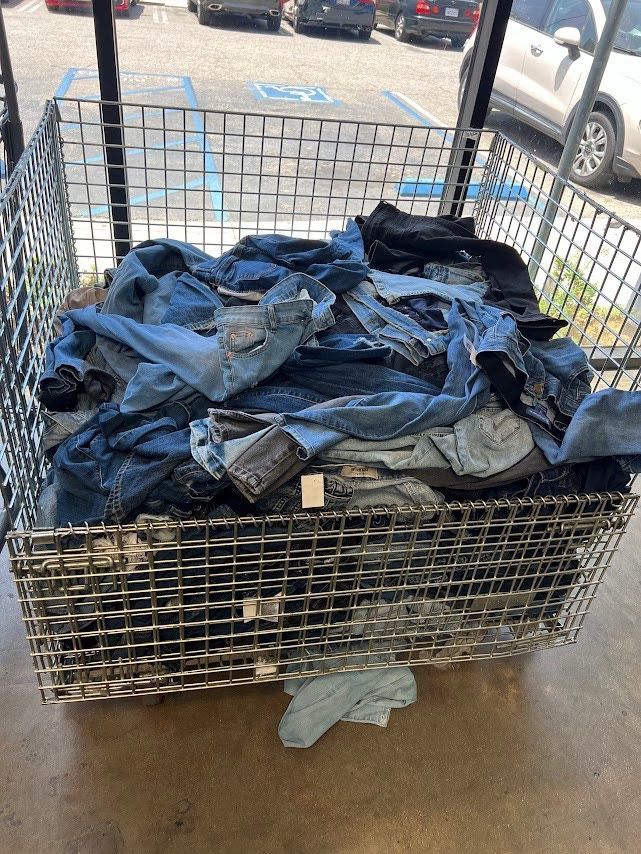 Lot of 200 Jeans - Various Brands - Various Sizes - 2 Lots Available