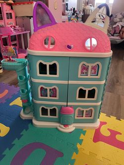 Gabby dollhouse and pool set